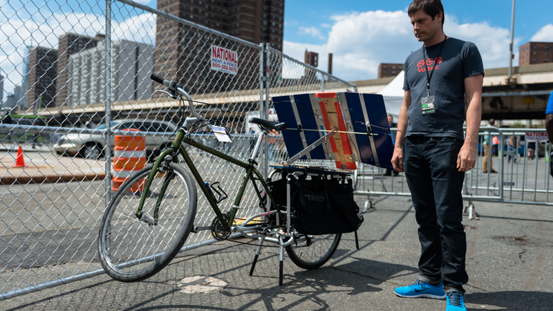 Illustration for article titled This Apocalypse-Ready Solar Charging Station Folds Up Behind a Bike